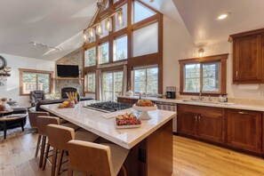 Interior - Denton by Avantstay Hot Tub, Deck w/ Fire Pit Near Skiing & Lake! (Truckee)