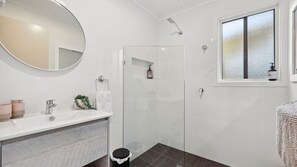 Shower, hair dryer - Hazel House, 2 Hazel St, Goolwa Beach (Goolwa Beach)