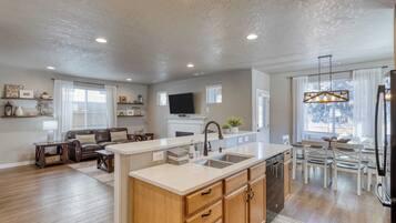 House (3 Bedrooms) | Interior