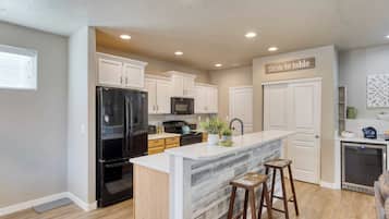 House (3 Bedrooms) | Interior