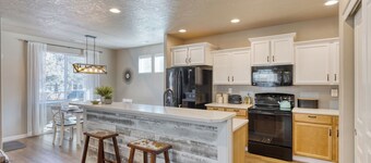 Old Mill Getaway by Avantstay Private Backyard w/ Hot Tub