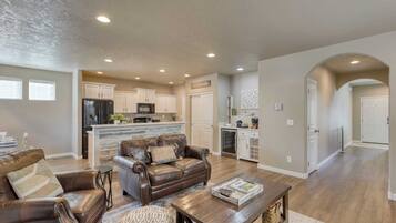 House (3 Bedrooms) | Interior