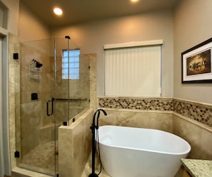 Shower, hair dryer, towels, soap - Cozy 2-bedroom townhome with WiFi, Golf in soothing Village of Oak Creek Sedona (Sedona)