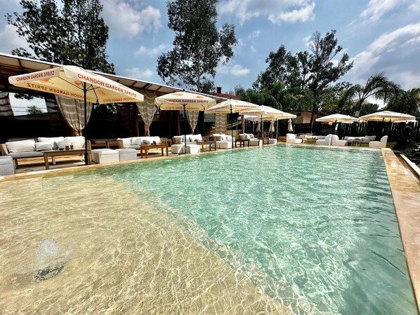 Bar en bord de piscine