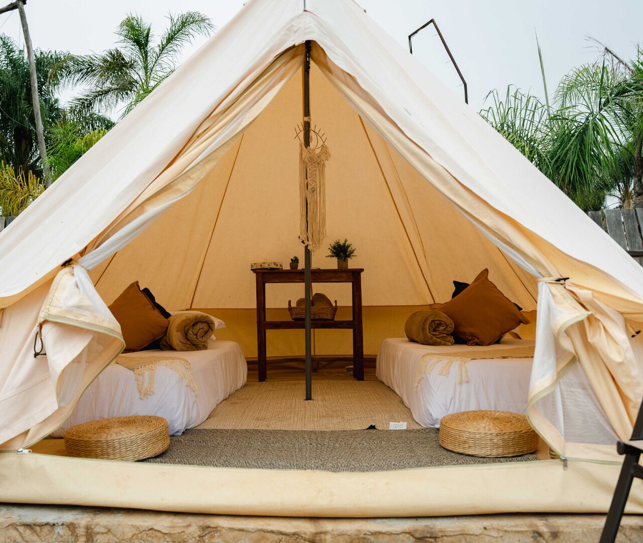 Tienda de campaña básica | Caja de seguridad en la habitación y wifi gratis 