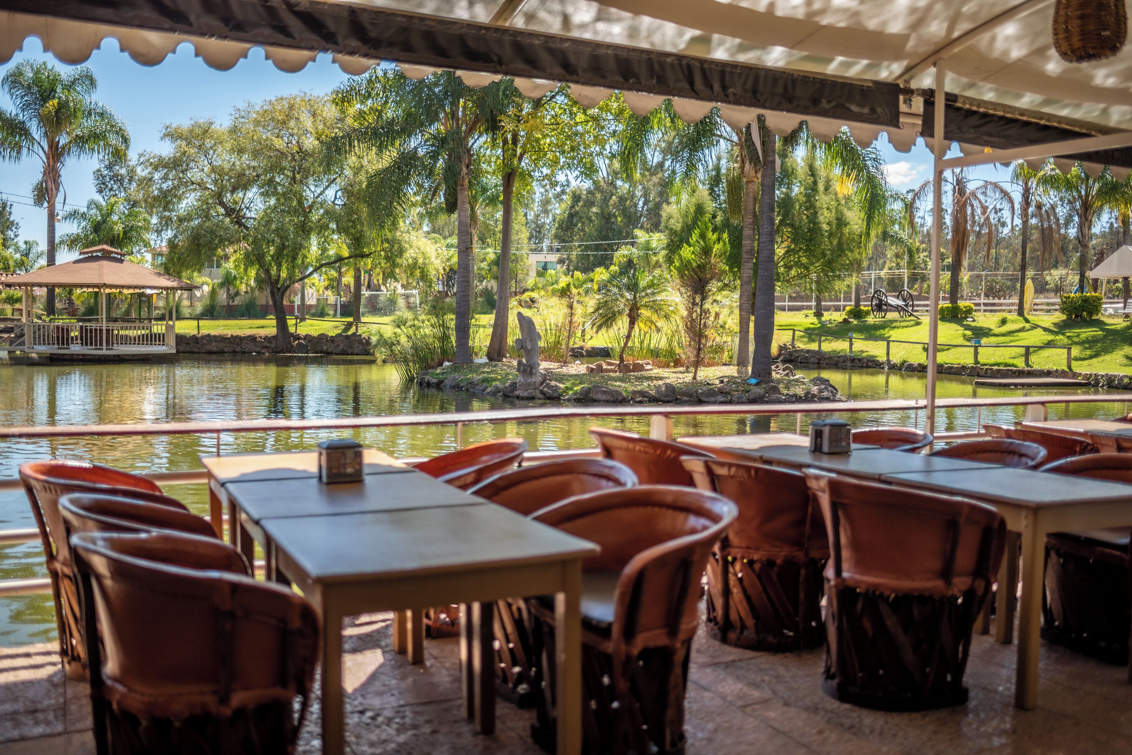 Breakfast, lunch, dinner served; garden views 