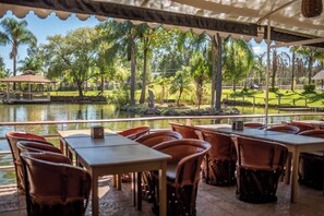 Se sirven desayunos, comidas y cenas con vista al jardín