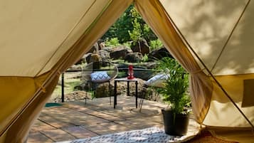 Deluxe Tent, 1 Queen Bed, Garden View | Living area