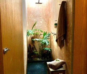 Family Tent | Bathroom | Shower, free toiletries, towels, soap - Taanah Hotel & Glamping (Zapotlanejo)