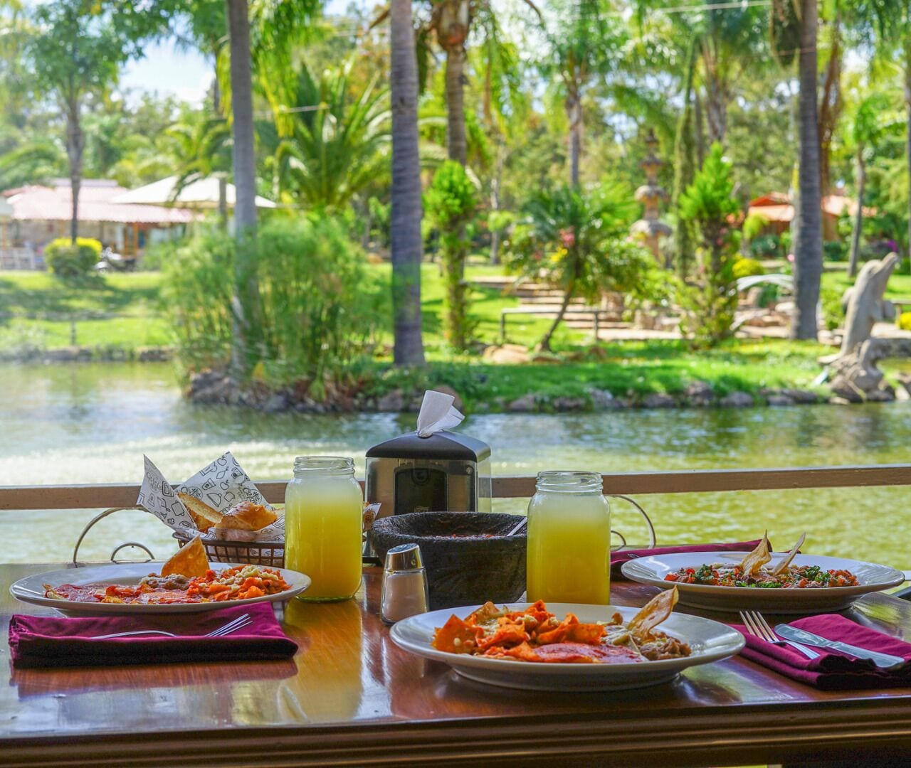 Desayuno buffet los fines de semana (MXN 230 por persona) 