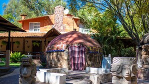 A traditional structure with a stone facade, a tiled roof, and a covered entrance. - Taanah Hotel & Glamping (Zapotlanejo)