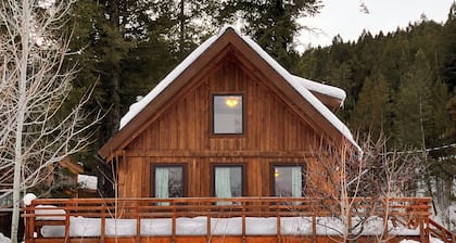 Cozy Woodland Escape: Scenic Cabin Retreat in Alpine, WY