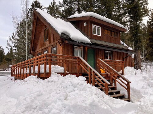 Cozy Woodland Escape: Scenic Cabin Retreat in Alpine, WY