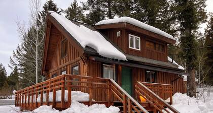 Cozy Woodland Escape: Scenic Cabin Retreat in Alpine, WY