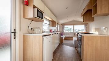 Réfrigérateur, micro-ondes, four, bouilloire électrique