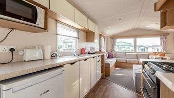 Réfrigérateur, micro-ondes, four, bouilloire électrique