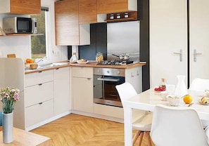 Dining - ZEcamping 4 étoiles 500m plage espace aquatique mobil-home 36m2 (Sainte Brevin-les-Pins)