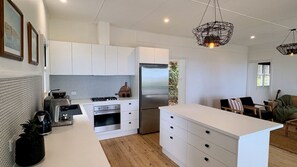 Kühlschrank, Ofen, Herdplatte, Kochgeschirr/Geschirr/Besteck