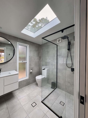 Shower, towels - The Gem at Depot Beach (Depot Beach)
