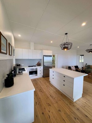 Refrigerador, parrilla de estufa, utensilios de cocina y comedor