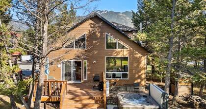 Honeycomb Hollow | Hot Tub | Game Room | Fireplace