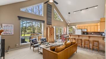 Smart-tv, een open haard, tafelvoetbal en een kantoor