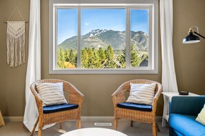 Téléviseur connecté, foyer, table de baby-foot, bureau