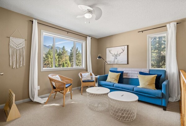 Téléviseur connecté, foyer, table de baby-foot, bureau