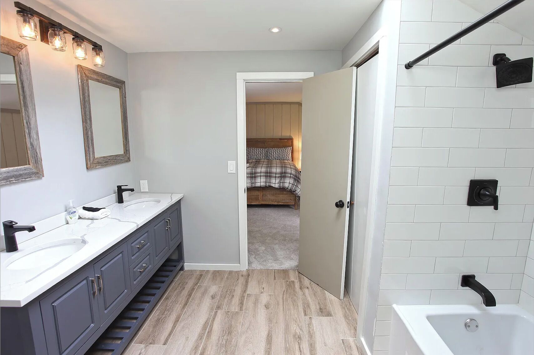 Een douche, handdoeken, zeep, toiletpapier