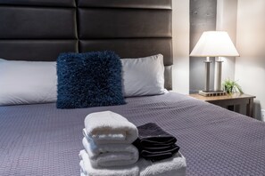 1 bedroom, iron/ironing board, free WiFi, bed sheets - Incredible Views - Steps 2 Shops - KING BED - Rooftop & Gym (Pittsburgh)