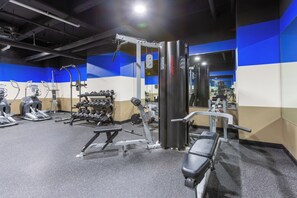 Fitness facility - Incredible Views - Steps 2 Shops - KING BED - Rooftop & Gym (Pittsburgh)