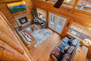 Una Smart TV, una chimenea, un futbolín, libros