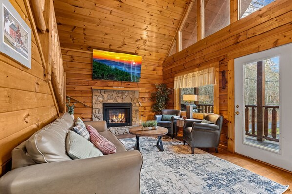 スマートテレビ、暖炉、テーブルサッカー台、書庫