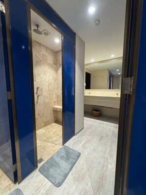 Shower, rainfall showerhead, towels, soap - SUUT Hostal Boutique (Playa del Carmen)