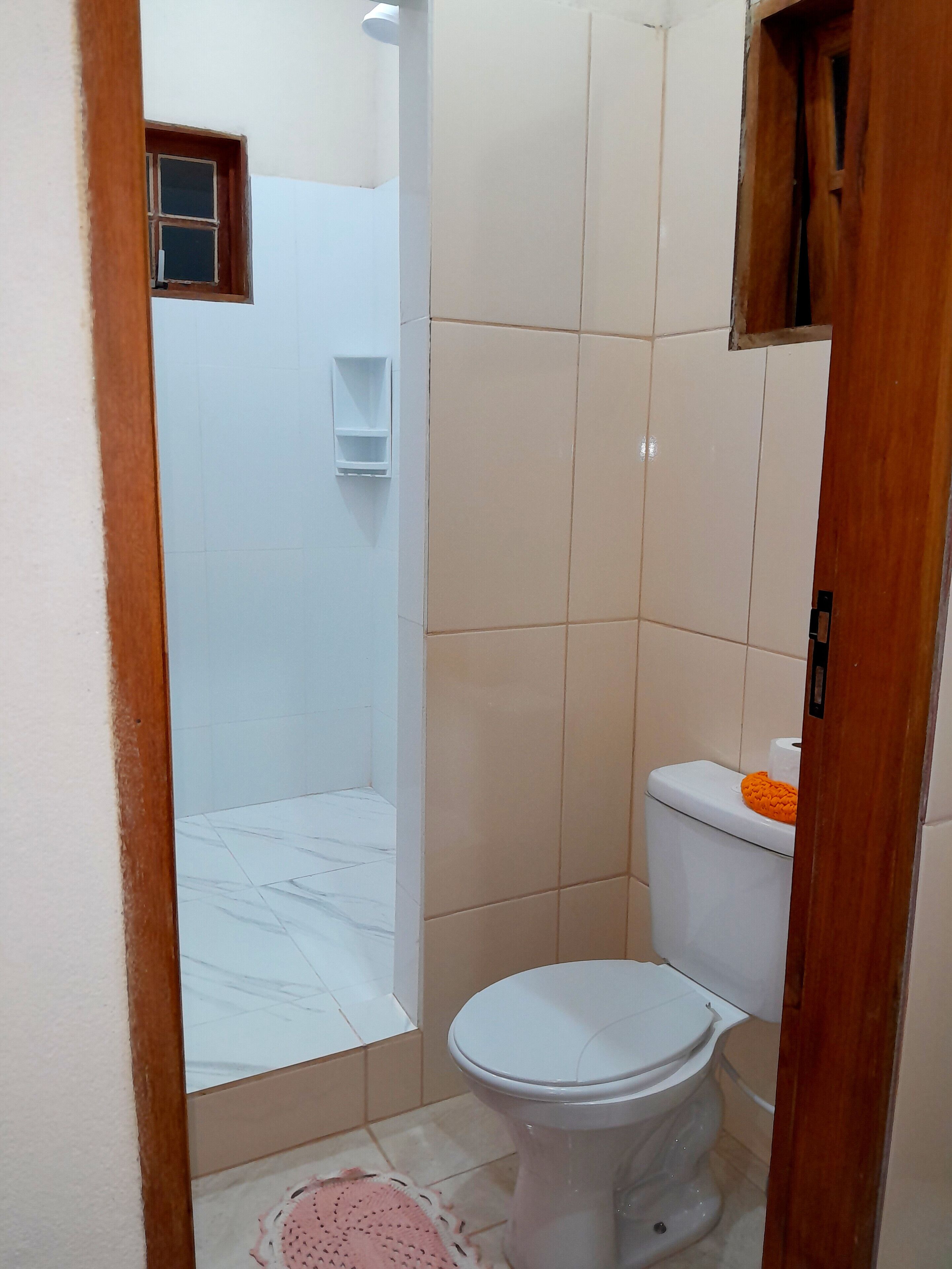 Serviettes fournies, papier toilette