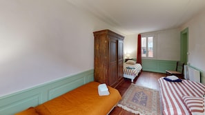 2 bedrooms, iron/ironing board, free WiFi, bed sheets