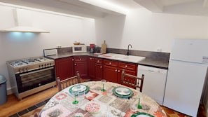 Fridge, microwave, oven, coffee/tea maker