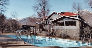 Útilaug sem er opin hluta úr ári