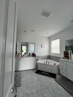 Shower, hair dryer, towels, soap - Tropical 3300sqft 4B4BA3G home in lovely Calesa Community in Ocala (Ocala)