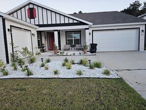 Exterior - Tropical 3300sqft 4B4BA3G home in lovely Calesa Community in Ocala (Ocala)