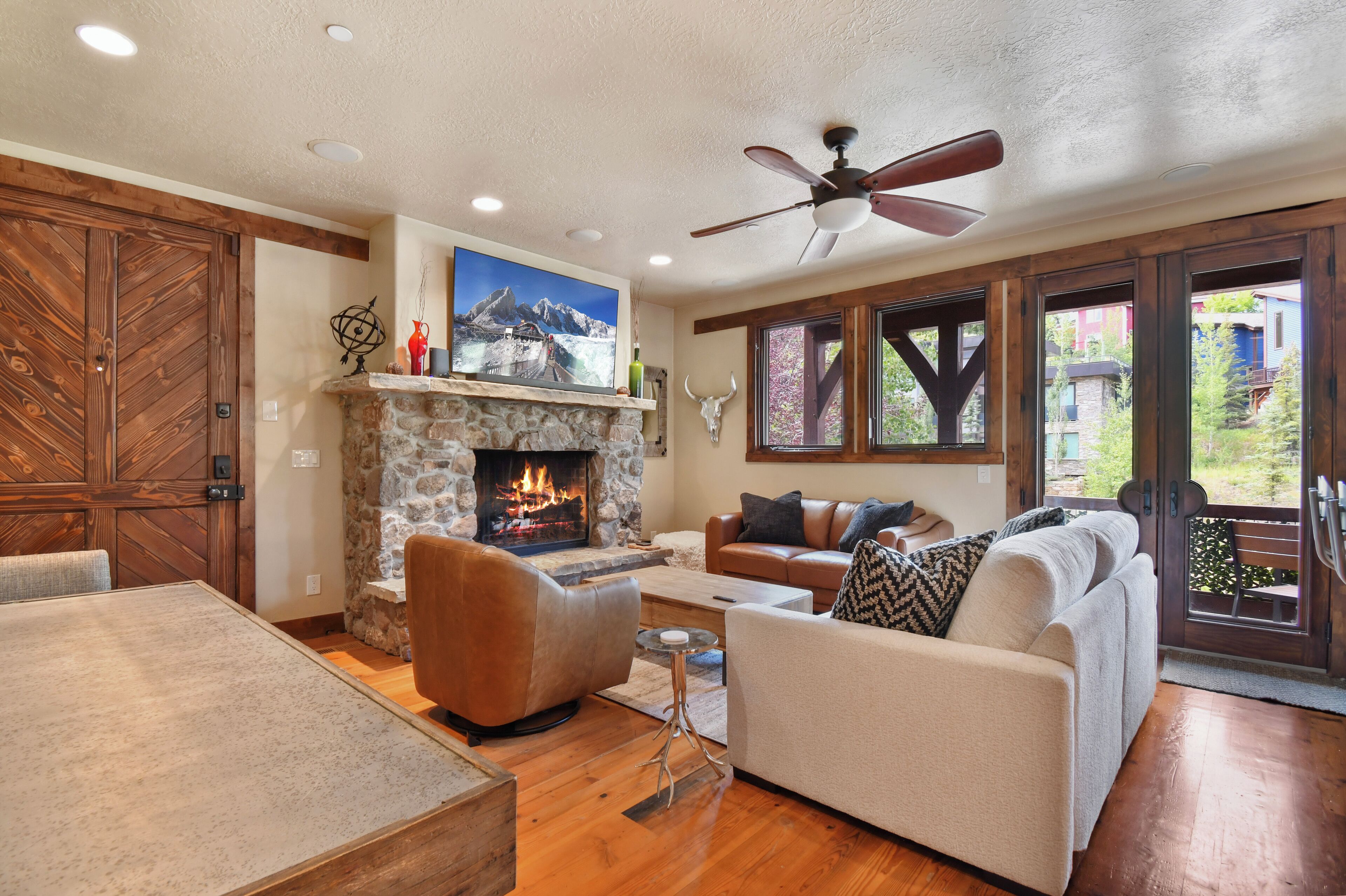 Smart TV, fireplace