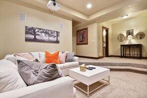Smart TV, fireplace - Luxury Townhome 3 min walk to Old Town. Free Transit to 3  resorts at driveway. (Park City)