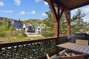 Outdoor dining - Luxury Townhome 3 min walk to Old Town. Free Transit to 3  resorts at driveway. (Park City)