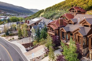 Exterior - Luxury Townhome 3 min walk to Old Town. Free Transit to 3  resorts at driveway. (Park City)