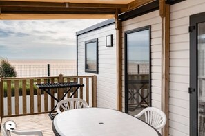 Outdoor dining - ZEcamping 4* animé 2km plage parc aquatique locatif TV clim 36m2 (La Faute-sur-Mer)