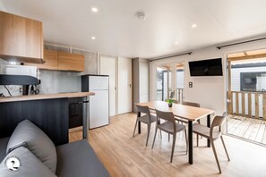 Interior - ZEcamping 4* animé 2km plage parc aquatique locatif TV clim 36m2 (La Faute-sur-Mer)