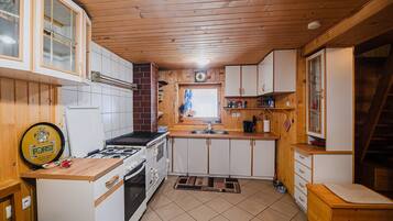 Refrigerador, horno, parrilla de estufa y utensilios de cocina