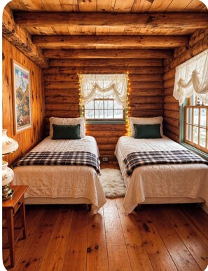 Ein Cabin-Zimmer mit zwei Betten, einem fenster mit Vorhängen, einer Lampe und einem Poster an der Wand.