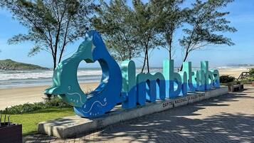 Una playa cerca, arena blanca
