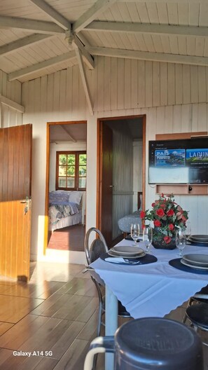 Refúgio Farol Ponta do Catalão  - Bela Vista Vista 3 - Imbituba - SC | Private kitchen | Electric kettle, dining tables - Refúgio Farol Ponta do Catalão - SC (Imbituba)